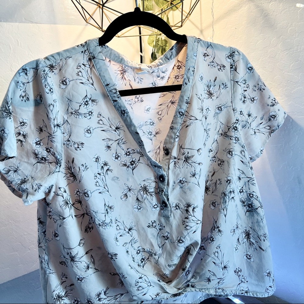 Cute cropped button up shirt